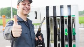 Крупные российские АЗС ослабляют ограничения на продажу топлива